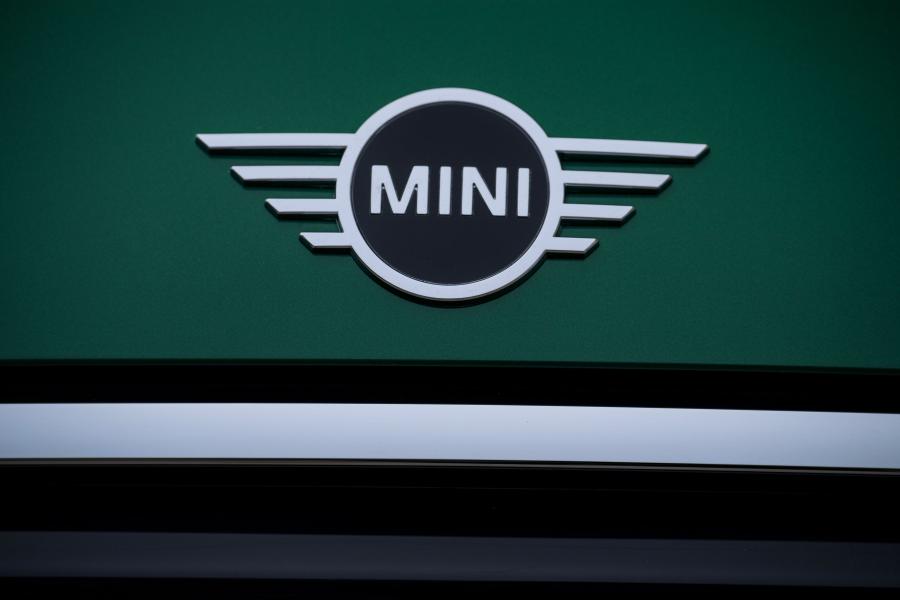 Логотип Mini Cooper 60 Years Edition (F56) 2019 года  (WW) (фото 61 из 189)